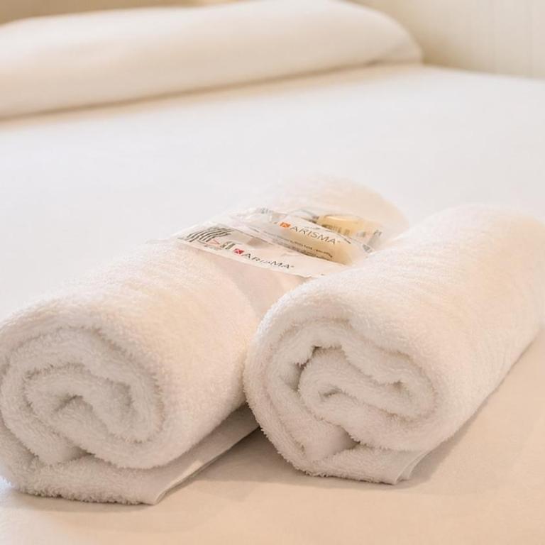 Steps from the Sea - The Mondial Suite - ML - Studio Lit King-Size - 4