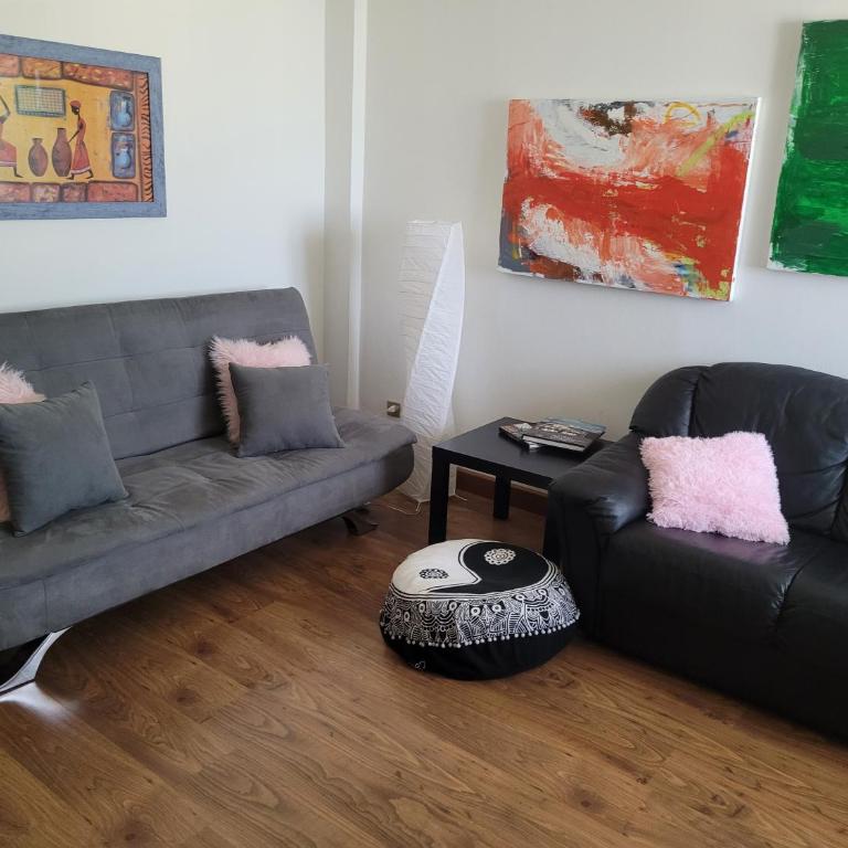 Firenze homeaway - Pape's cozy apartment, near Airport - 14 min from city center-10 minutes walk from the Baker Hughes - One-Bedroom Apartment - 15