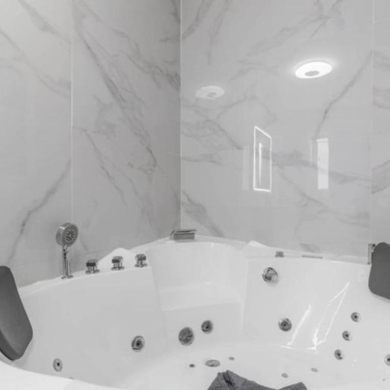 Travies@C.M - Doppelzimmer mit Whirlpool-Badewanne - 7