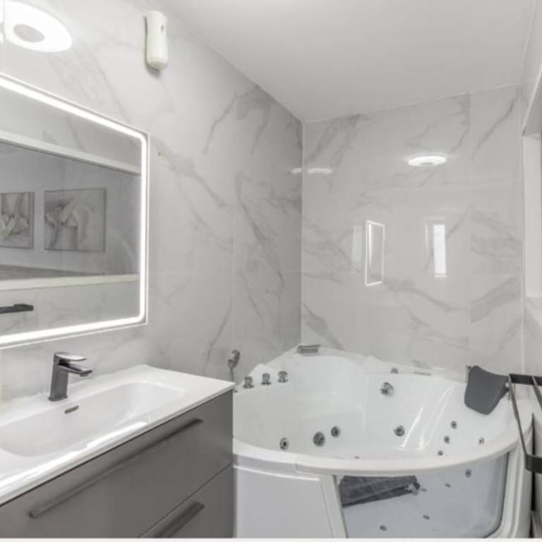 Travies@C.M - Doppelzimmer mit Whirlpool-Badewanne - 8