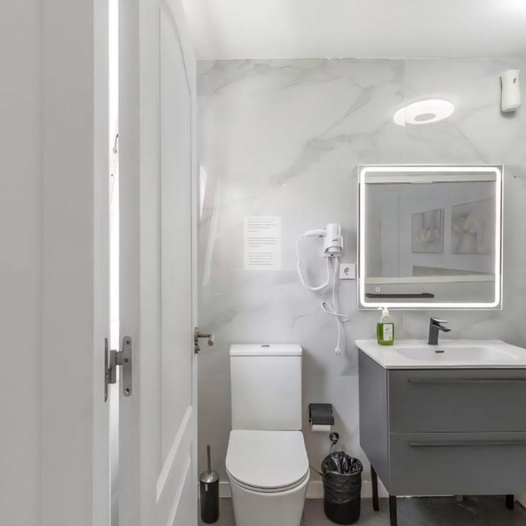 Travies@C.M - Doppelzimmer mit Whirlpool-Badewanne - 9