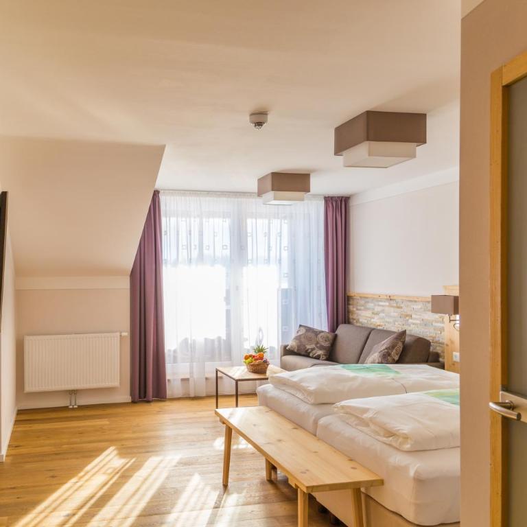 Hotel Christine - Doppelzimmer mit Balkon - 17