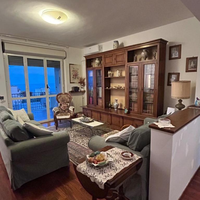 Elegante appartamento vista mare - 2 camere, 2 bagni e parcheggio privato - Appartamento con 2 Camere da Letto e Vista Mare - 10
