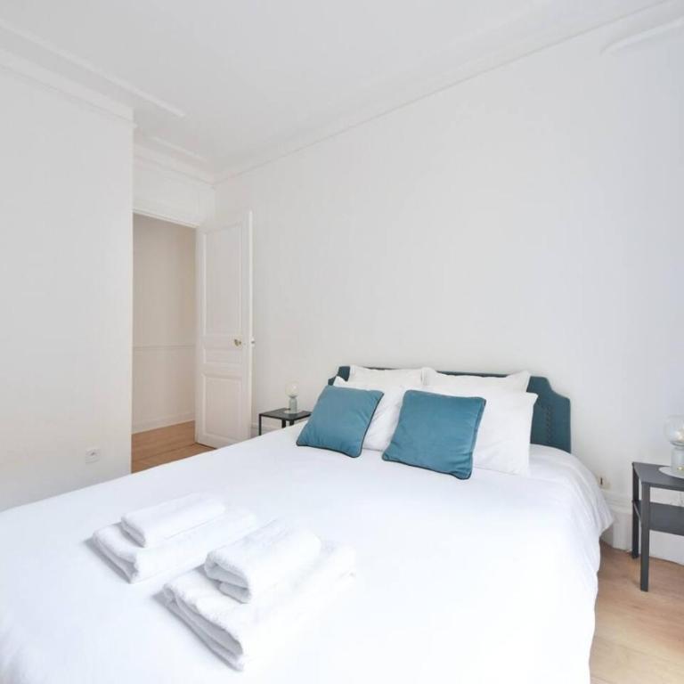 Newly furnished 2BR AC near Eiffel Tower - Apartment - 2