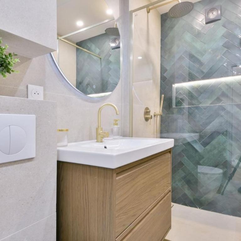 Luxury Studio with Stunning Eiffel Tower View - Appartement - 4