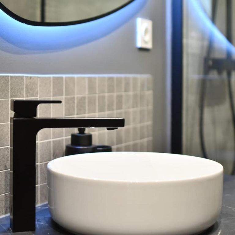 Chic 1BR Central Location Newly Refurbished - Appartement - 20