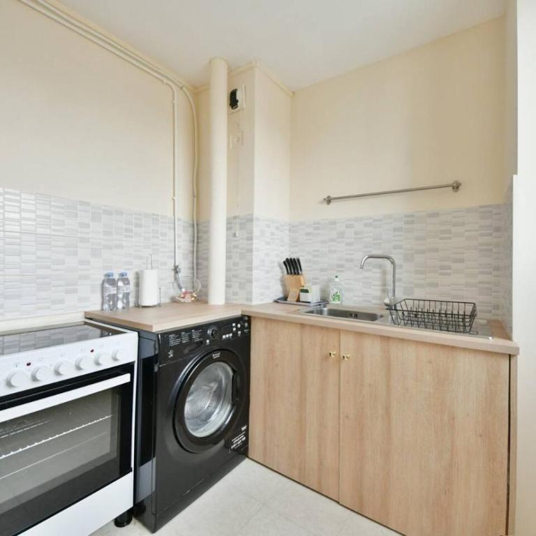 Vibrant 1BR with balcony and view of Eiffel Tower - Appartement - 4