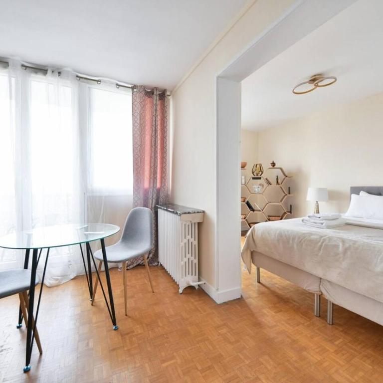 Vibrant 1BR with balcony and view of Eiffel Tower - Appartement - 6