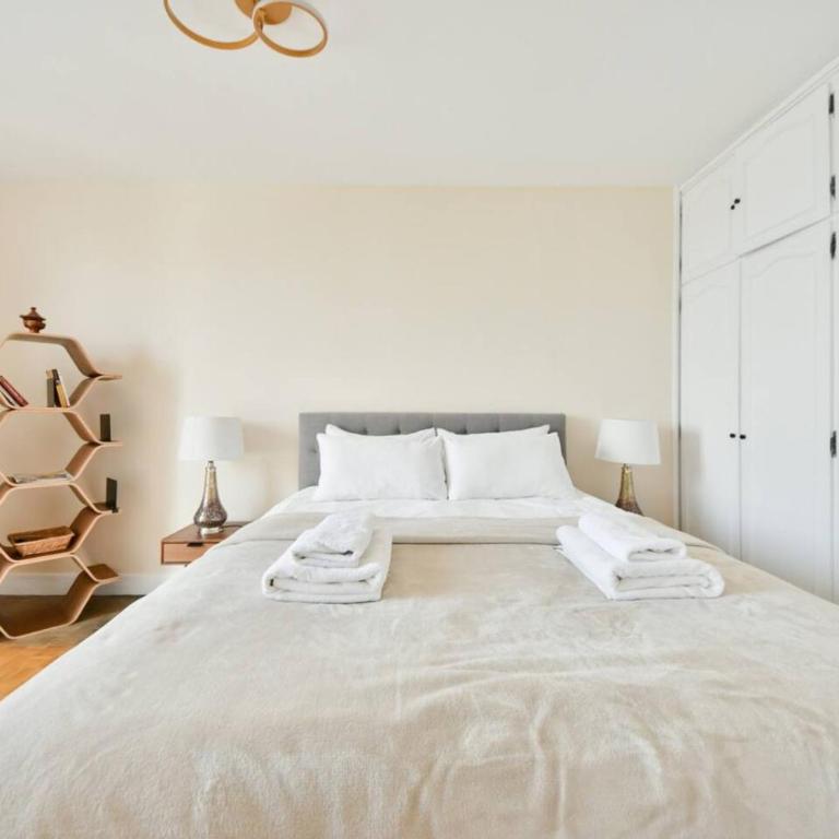 Vibrant 1BR with balcony and view of Eiffel Tower - Appartement - 7