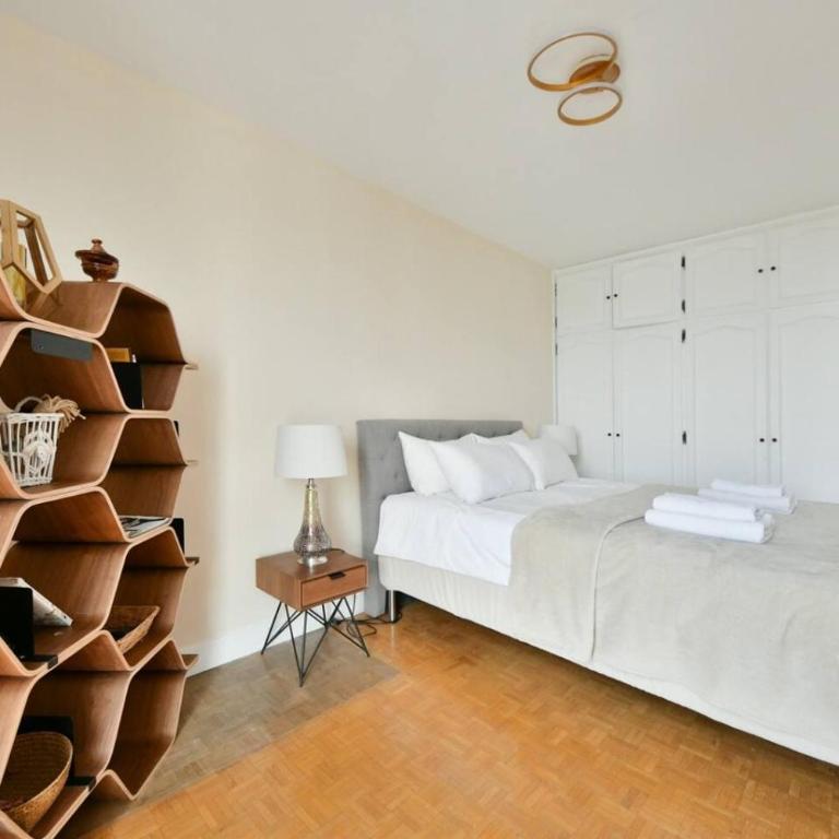 Vibrant 1BR with balcony and view of Eiffel Tower - Appartement - 8