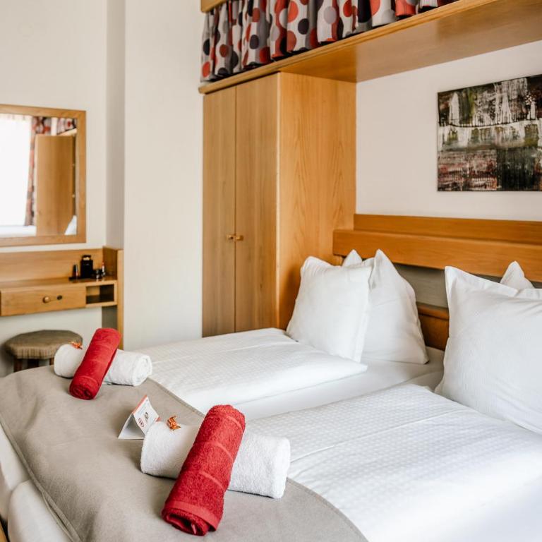 Pension Haus Aschgan - Doppelzimmer mit Gartenblick - 4