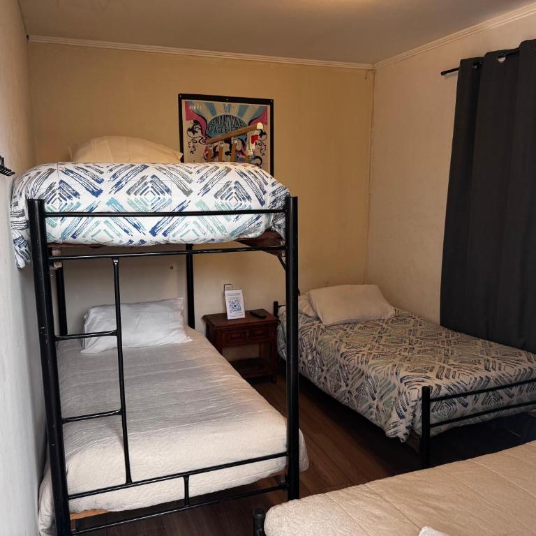 Hostal Estadio Nacional - Economy Triple Room with Shared Bathroom - 1