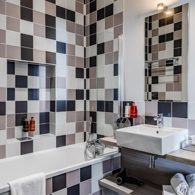 Les Suites Vallier - Suite mit Kingsize-Bett und Balkon - 6
