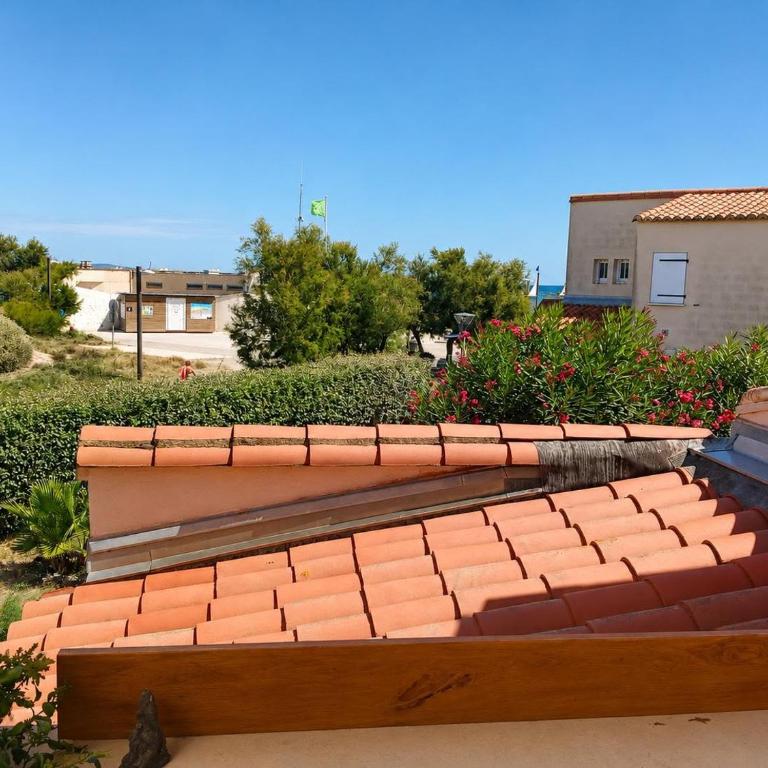 Grand appartement avec terrasse à 50m de la plage - Three-Bedroom Apartment - 16