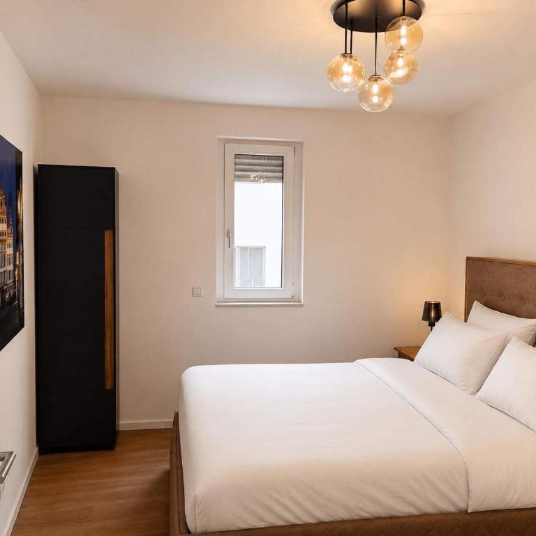 GoldenKey-Suites - Luxury Suite 'Perlachturm' - Direct Views of Rathausplatz & Perlach Tower - New in 2026 - Apartment - 21