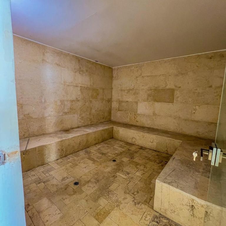 Apartment Near Downtown and the Beach - Three-Bedroom Apartment - 14
