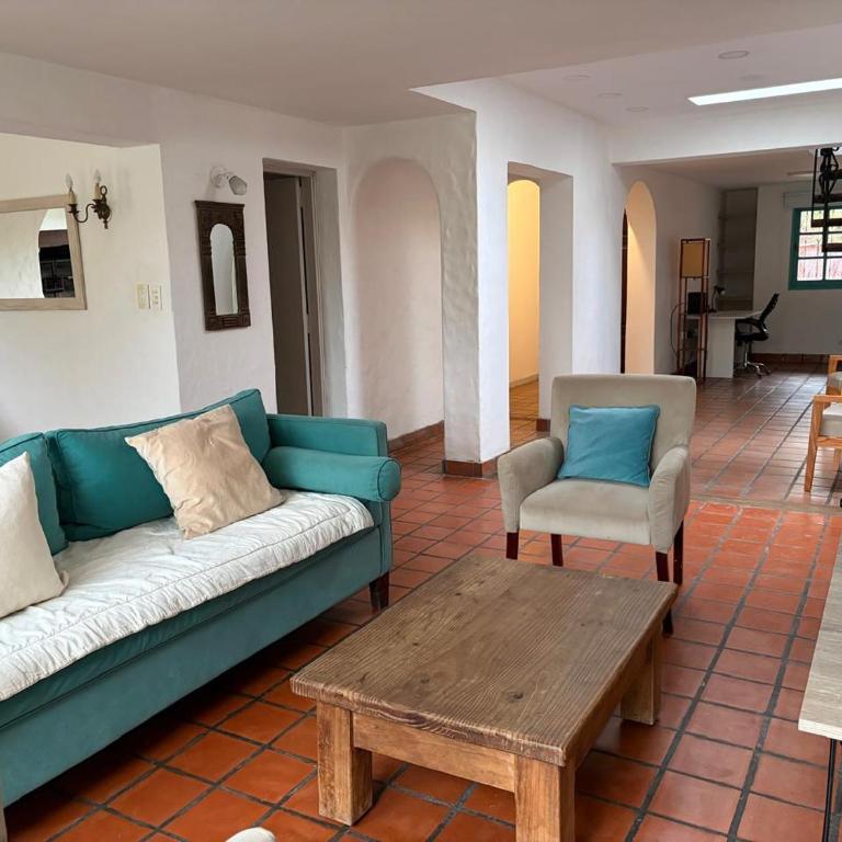 Espacio y confort en tres dormitorios - Three-Bedroom House - 6