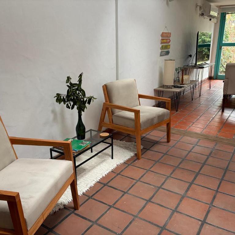 Espacio y confort en tres dormitorios - Three-Bedroom House - 9