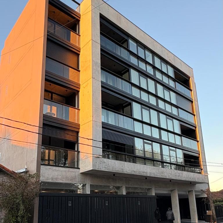 3 DORMITORIOS Con COCHERA ZONA CHAUVIN - NO apto jovenes solos - Three-Bedroom Apartment - 2