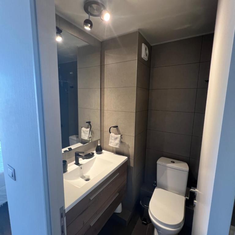 Exclusivo y Comodo departamento en Av las Condes - Apartamento de 2 dormitorios - 20