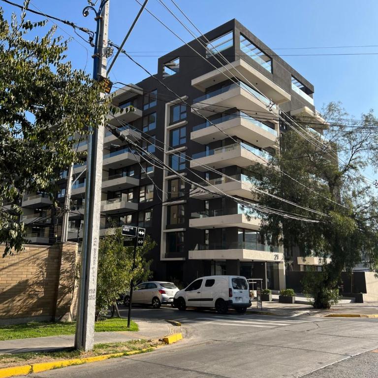 Exclusivo y Comodo departamento en Av las Condes - Apartamento de 2 dormitorios - 83