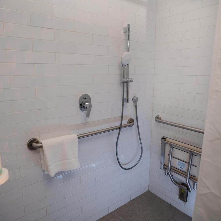 Tru By Hilton Mexico City Airport - Queen Room with Roll-In Shower - Mobility and Hearing Access - 2