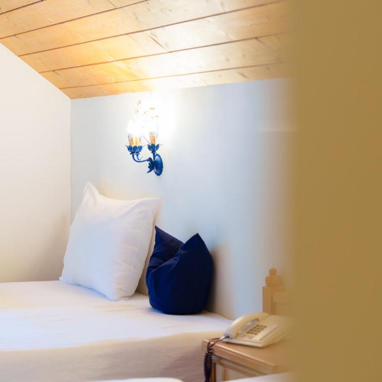 Hotel Gruberhof Innsbruck Igls B&B - Dreibettzimmer mit Balkon - 7