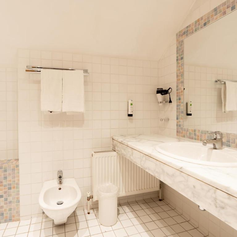 Hotel Gruberhof Innsbruck Igls B&B - Dreibettzimmer mit Balkon - 6