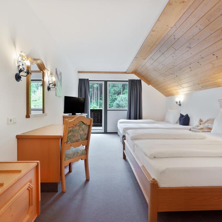 Hotel Gruberhof Innsbruck Igls B&B - Dreibettzimmer mit Balkon - 2