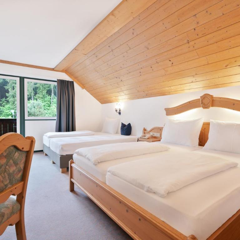 Hotel Gruberhof Innsbruck Igls B&B - Dreibettzimmer mit Balkon - 1