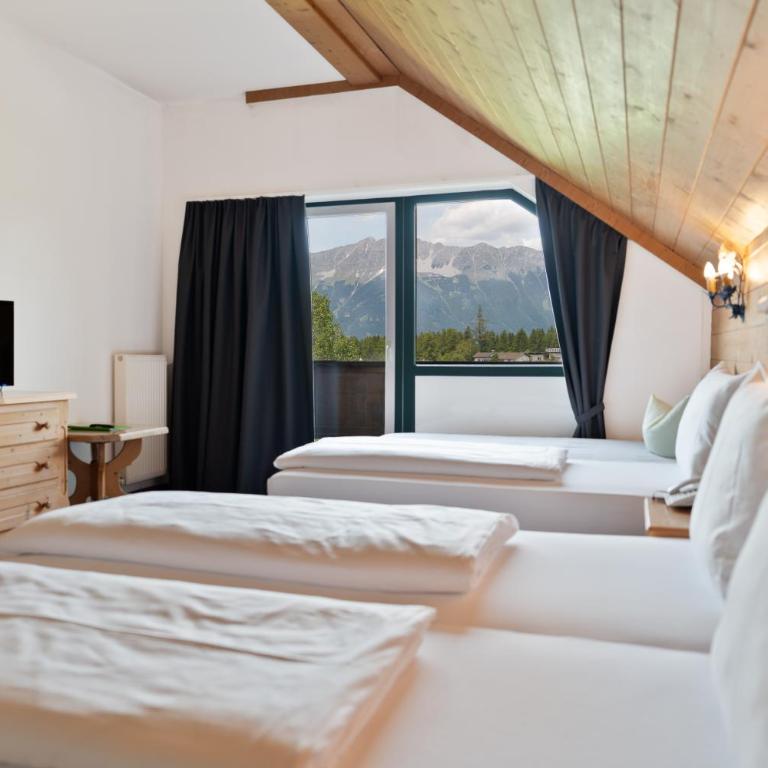Hotel Gruberhof Innsbruck Igls B&B - Dreibettzimmer mit Bergblick - 12