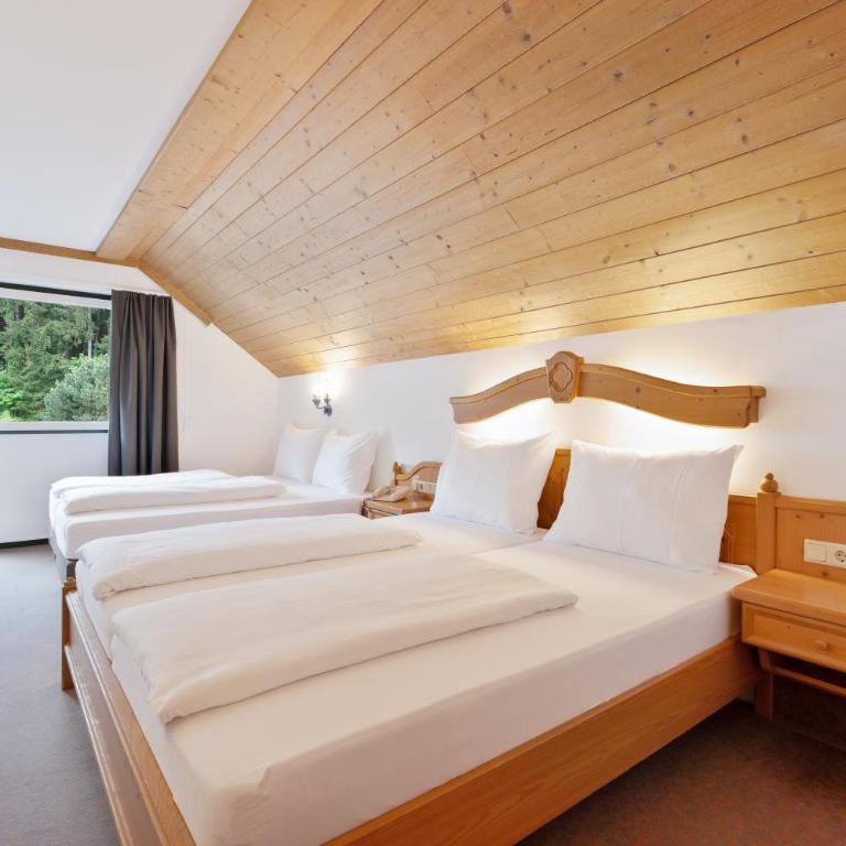 Hotel Gruberhof Innsbruck Igls B&B - Vierbettzimmer mit Balkon - 1