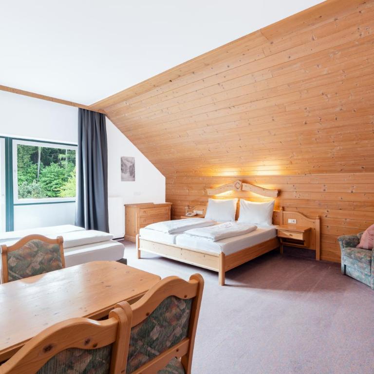 Hotel Gruberhof Innsbruck Igls B&B - Familiensuite mit Balkon - 1