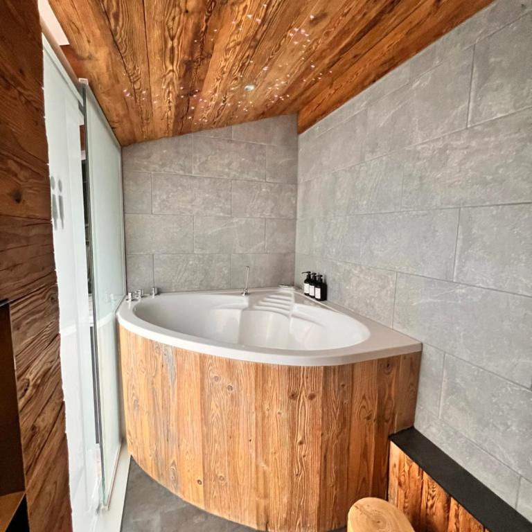 Cozy Alpine Attic - Apartment mit 1 Schlafzimmer und Whirlpool - 3