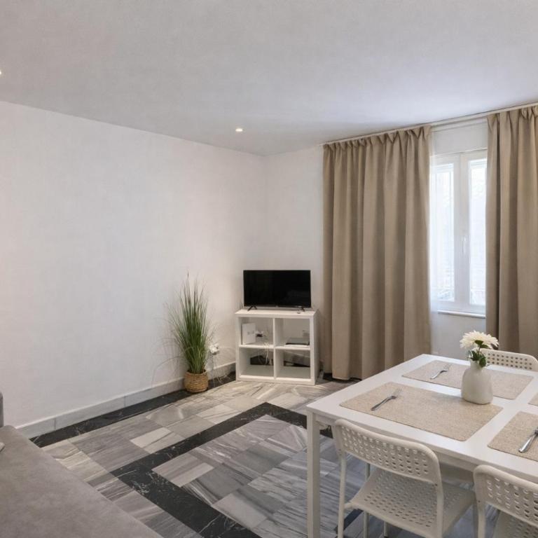 Luminoso, muy amplio, buena zona - Appartement 1 Chambre - 15