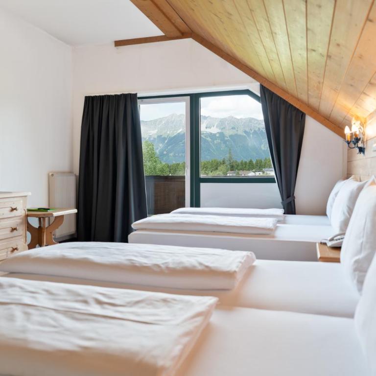 Hotel Gruberhof Innsbruck Igls B&B - Vierbettzimmer mit Bergblick - 12