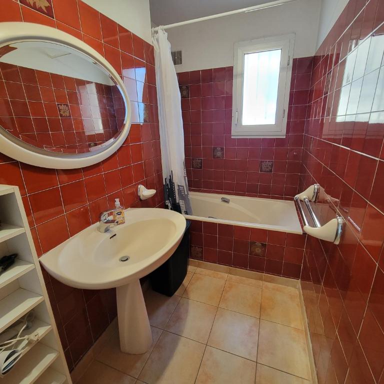 Bel Appartement Face à la mer, au RDC d'une maison en cours de classement meublé, 4 couchages, WIFI, PORTIRAGNES PLAGE LXBFM26 - Appartement - 13