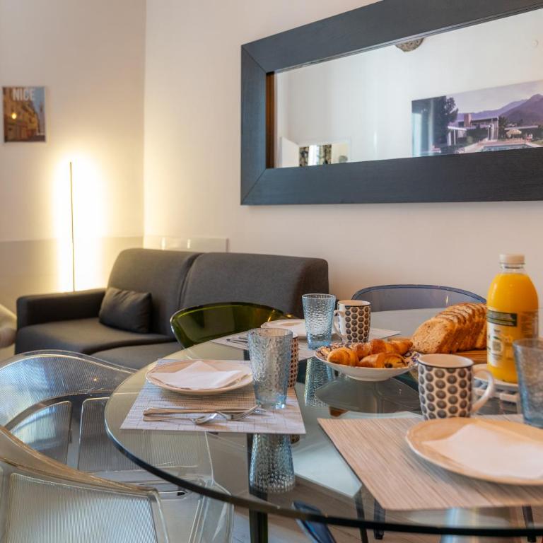 Old Town Nice, 2 bedrooms & 2 bathrooms,Quiet, AC for 4 people - Appartement 2 Chambres - Vue sur Ville - 10