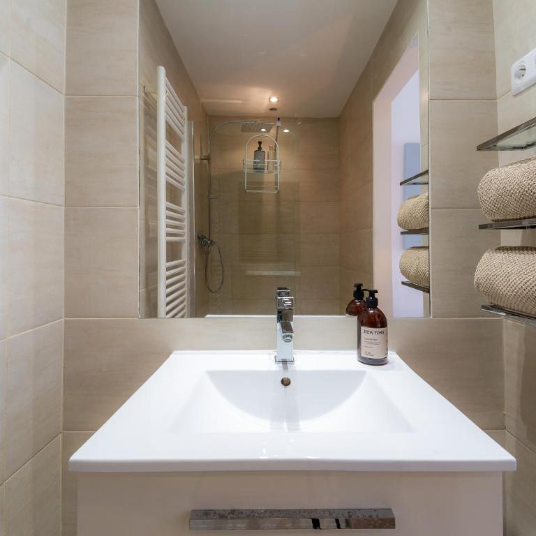 Old Town Nice, 2 bedrooms & 2 bathrooms,Quiet, AC for 4 people - Appartement 2 Chambres - Vue sur Ville - 3