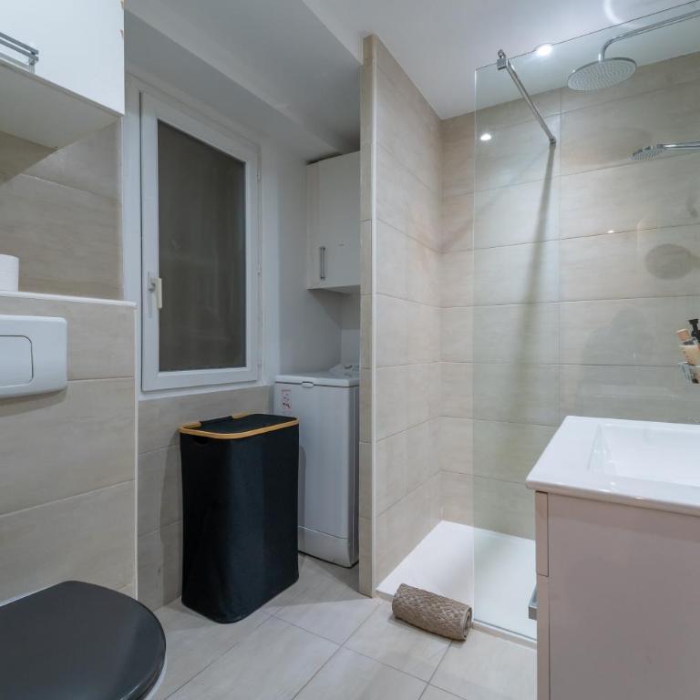 Old Town Nice, 2 bedrooms & 2 bathrooms,Quiet, AC for 4 people - Appartement 2 Chambres - Vue sur Ville - 12