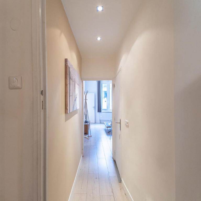 Old Town Nice, 2 bedrooms & 2 bathrooms,Quiet, AC for 4 people - Appartement 2 Chambres - Vue sur Ville - 16