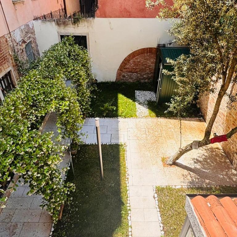 QN Apartments - Camera Matrimoniale con Vista Giardino - 13