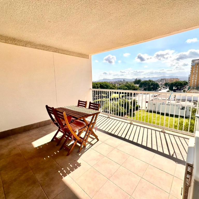 Playa, piscina y relax en Canet al Mar - Two-Bedroom Apartment with Terrace - 14
