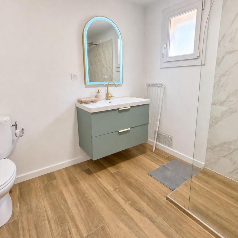 L'Esterel Appartements Plage 450m & Gare Saint-Raphael 950m - One-Bedroom Apartment with Terrace - 7