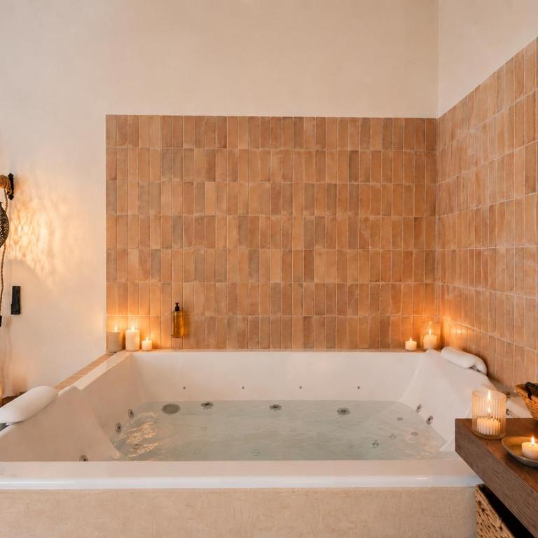 La Cour Secrète - Suite Riad - Cocon romantique à deux - Balnéo privée - ambiance tamisée - escapade amoureuse - cœur de ville Carpentras - Appartement 1 Chambre avec Baignoire Spa - 1