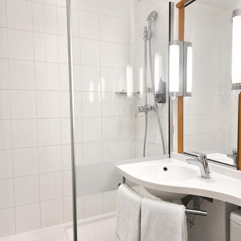 ibis Paris Porte d'Italie - Chambre Standard avec 1 Lit Double et 1 Lit d'Enfant - 11