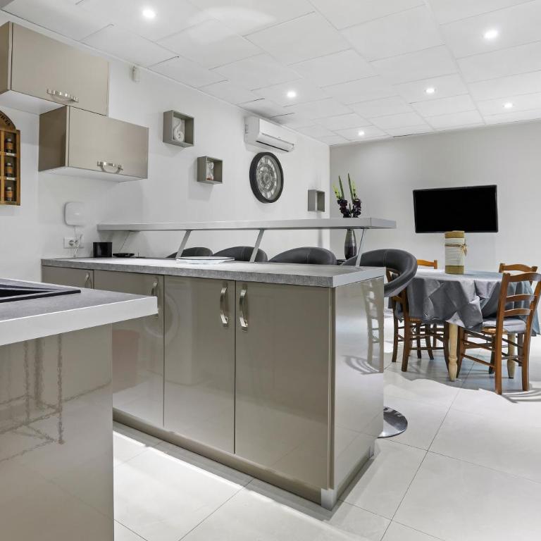 Villa avec piscine au soleil d'Azur - Six-Bedroom House - 14