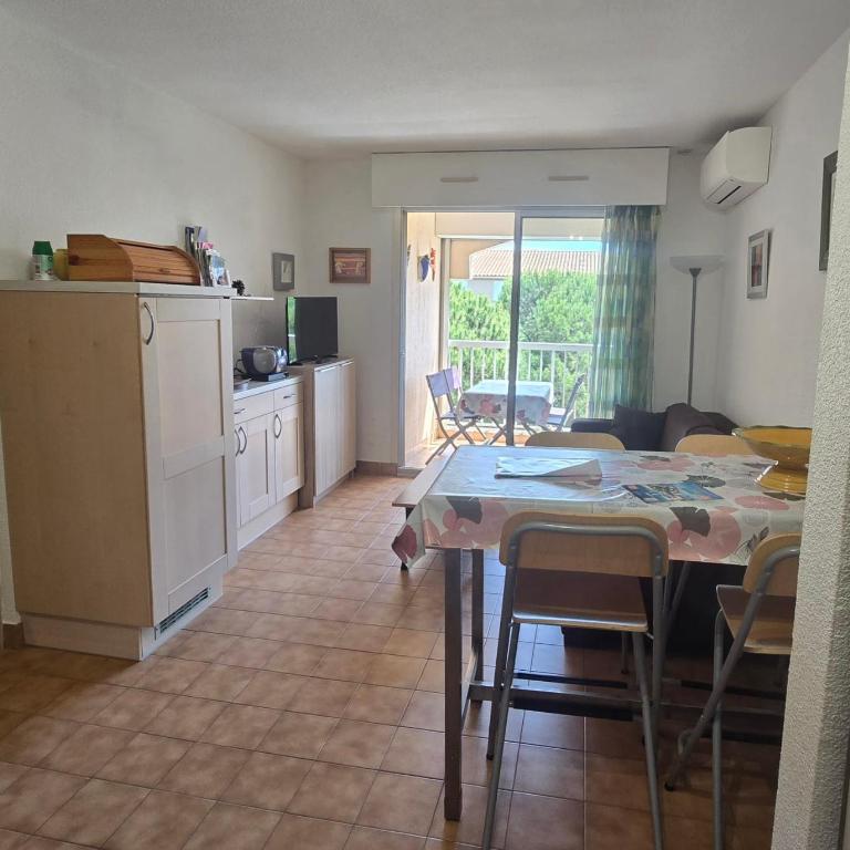 Bright apartment with balcony and swimming pool - Apartamento - 3