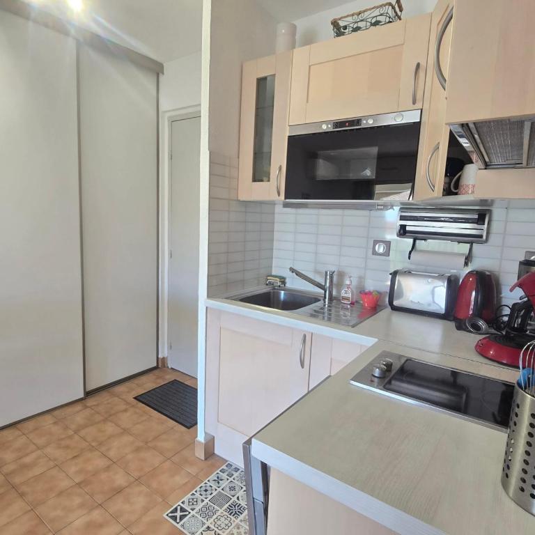 Bright apartment with balcony and swimming pool - Apartamento - 6