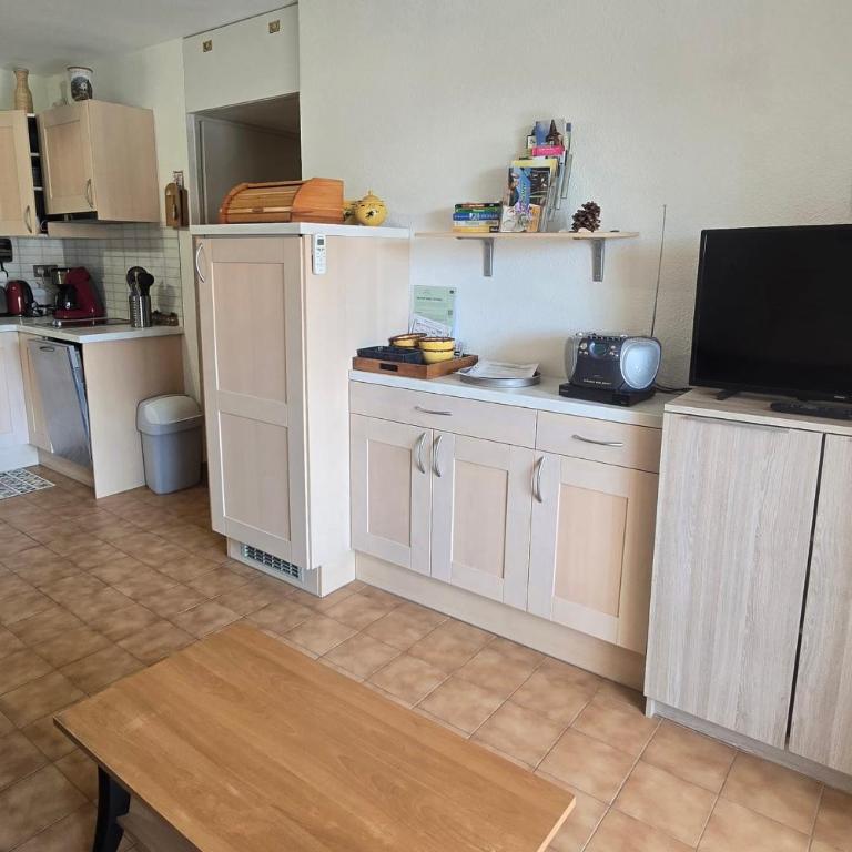 Bright apartment with balcony and swimming pool - Apartamento - 4